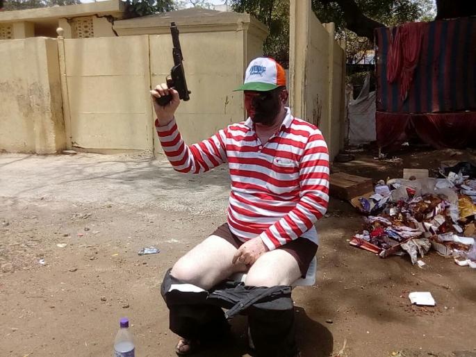 social worker Protest agitates government sitting on commode | भाजप सरकारकडून स्मार्ट सिटीचे चॉकलेट, राजू प्याटी यांच्याकडून कमोडवर बसून आंदोलन