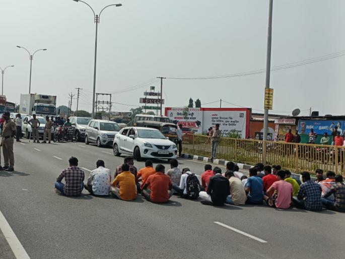 aggressive maratha community in solapur pune national highway closed | सोलापुरात मराठा समाज आक्रमक; सोलापूर - पुणे राष्ट्रीय महामार्ग केला बंद aggressive maratha community in solapur pune national highway closed | सोलापुरात मराठा समाज आक्रमक; सोलापूर - पुणे राष्ट्रीय महामार्ग केला बंद
