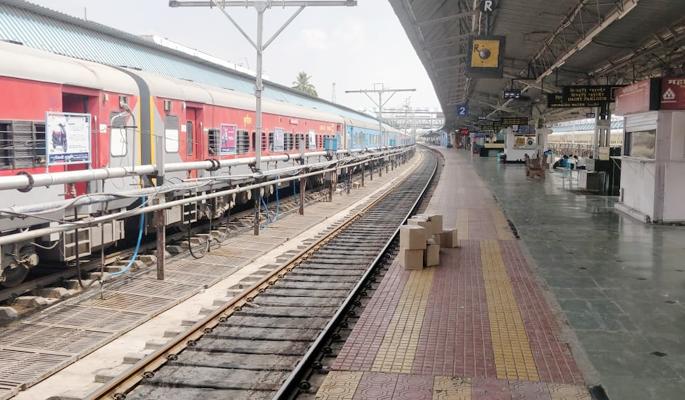 Corona reduced the number of railway passengers by 5 percent | coronavirus; कोरोनामुळे रेल्वे प्रवाशांची संख्या ७० टक्के घटली Corona reduced the number of railway passengers by 5 percent | coronavirus; कोरोनामुळे रेल्वे प्रवाशांची संख्या ७० टक्के घटली