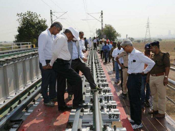 Construction of coaches from Latur factory in the year, Information of Central Railway DK Sharma, and development work on Wadi-Solapur road. | लातूर कारखान्यातून वर्षभरात डब्यांची निर्मिती करणार, मध्य रेल्वेचे महाव्यवस्थापक डी़ के़ शर्मा यांची माहिती, वाडी-सोलापूर मार्गावरील विकासकामांची केली पाहणी Construction of coaches from Latur factory in the year, Information of Central Railway DK Sharma, and development work on Wadi-Solapur road. | लातूर कारखान्यातून वर्षभरात डब्यांची निर्मिती करणार, मध्य रेल्वेचे महाव्यवस्थापक डी़ के़ शर्मा यांची माहिती, वाडी-सोलापूर मार्गावरील विकासकामांची केली पाहणी