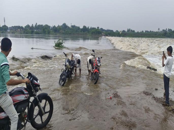 Three sadhus who went to worship in the temple of Mahadev got trapped in the temple due to flood water; Incident in Solapur district | महादेवाच्या मंदिरात पूजेसाठी गेलेले तीन साधू पुराच्या पाण्यामुळे मंदिरात अडकले; सोलापूर जिल्ह्यातील घटना Three sadhus who went to worship in the temple of Mahadev got trapped in the temple due to flood water; Incident in Solapur district | महादेवाच्या मंदिरात पूजेसाठी गेलेले तीन साधू पुराच्या पाण्यामुळे मंदिरात अडकले; सोलापूर जिल्ह्यातील घटना