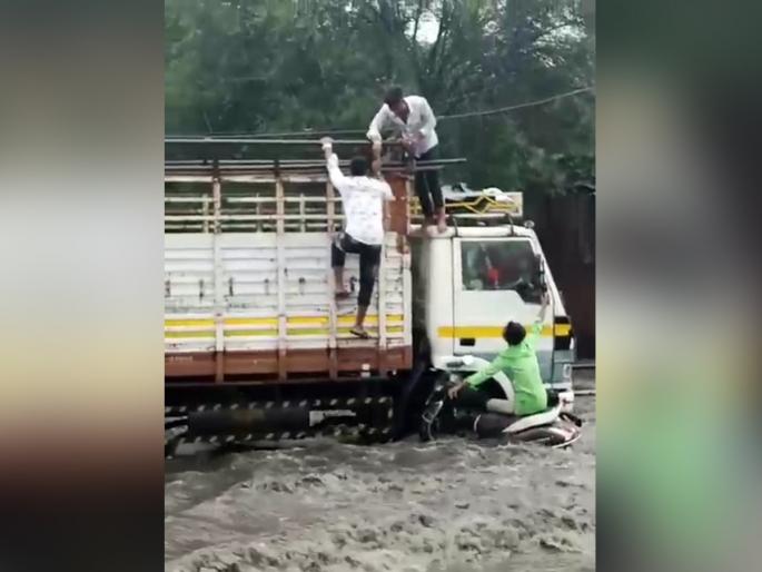 Solapur three youths were saved by being swept away tempo heavy rain | सोलापूर : कुंभार वेसेत थरार, तीन युवक वाहून जाता-जाता बचावले Solapur three youths were saved by being swept away tempo heavy rain | सोलापूर : कुंभार वेसेत थरार, तीन युवक वाहून जाता-जाता बचावले
