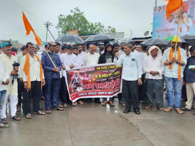 Block road on Solapur-Barshi highway in support of Manoj Jarange Patil during heavy rains | भर पावसात मनोज जरांगे पाटलांच्या समर्थनार्थ सोलापूर-बार्शी महामार्गावर रास्ता रोको Block road on Solapur-Barshi highway in support of Manoj Jarange Patil during heavy rains | भर पावसात मनोज जरांगे पाटलांच्या समर्थनार्थ सोलापूर-बार्शी महामार्गावर रास्ता रोको
