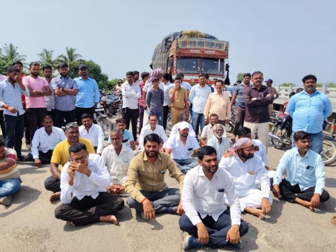 Solapur Block the road for bridge and road repairs over Man River | माण नदीवरील पुल अन् रस्ता दुरुस्तीसाठी रस्ता रोको Solapur Block the road for bridge and road repairs over Man River | माण नदीवरील पुल अन् रस्ता दुरुस्तीसाठी रस्ता रोको