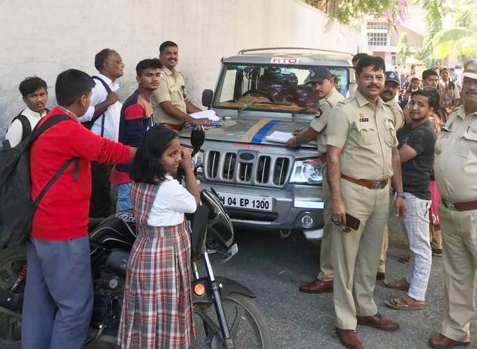 Do not take a pack of pappas, who will take me back home from school? | पप्पांची गाडी घेऊन जाऊ नका हो ऽऽ शाळेतून मला परत घरी कोण नेणार ? Do not take a pack of pappas, who will take me back home from school? | पप्पांची गाडी घेऊन जाऊ नका हो ऽऽ शाळेतून मला परत घरी कोण नेणार ?