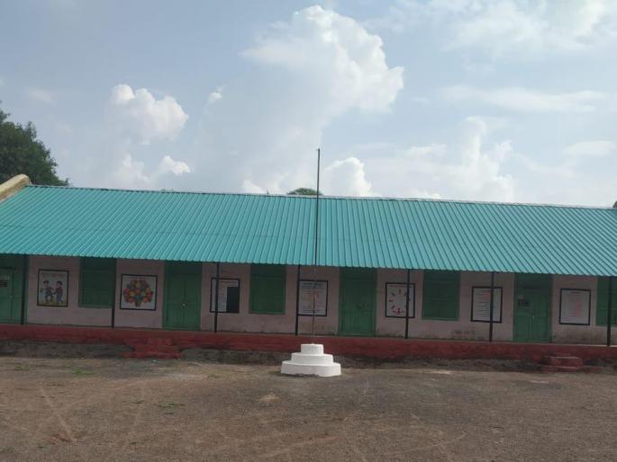 hit even in june sweating in the classroom tired of children while studying in school | जूनमध्येही हिट.. वर्गात सुटतोय घाम; पत्र्याच्या शाळेत शिकताना मुलांची दमछाक! hit even in june sweating in the classroom tired of children while studying in school | जूनमध्येही हिट.. वर्गात सुटतोय घाम; पत्र्याच्या शाळेत शिकताना मुलांची दमछाक!