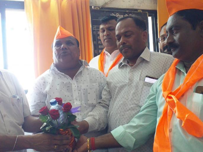 shiv sena aggressive in solapur municipal officer felicitated with a bouquet of dirty water bottles | सोलापुरात शिवसेना आक्रमक; घाण पाण्याच्या बाटलीच्या पुष्पगुच्छाने पालिका अधिकाऱ्याचा सत्कार shiv sena aggressive in solapur municipal officer felicitated with a bouquet of dirty water bottles | सोलापुरात शिवसेना आक्रमक; घाण पाण्याच्या बाटलीच्या पुष्पगुच्छाने पालिका अधिकाऱ्याचा सत्कार