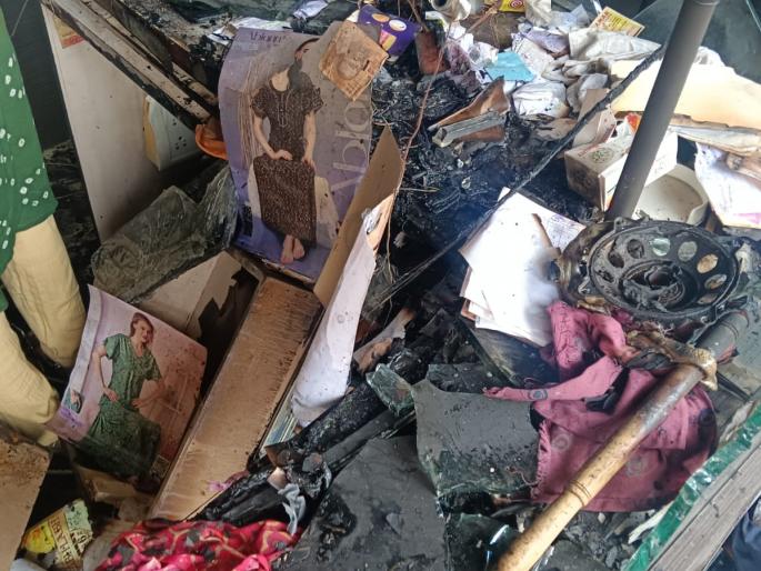 clothing shop caught fire due to short circuit in solapur | सोलापुरात शॉर्टसर्किटनं कापड दुकानास आग; आठ लाखाच्या मालासह सव्वा लाखांची रोकड खाक clothing shop caught fire due to short circuit in solapur | सोलापुरात शॉर्टसर्किटनं कापड दुकानास आग; आठ लाखाच्या मालासह सव्वा लाखांची रोकड खाक