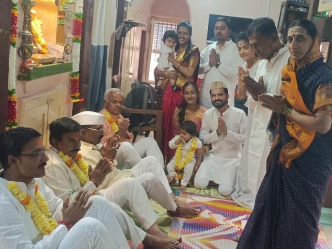 solapur siddheshwar yatra lighted lamps on the porch of the house of pilgrims | सोलापूर सिद्धेश्वर यात्रा; यात्रेतील मानकऱ्यांच्या घरातील देव्हाऱ्यावर उजळले दिवे solapur siddheshwar yatra lighted lamps on the porch of the house of pilgrims | सोलापूर सिद्धेश्वर यात्रा; यात्रेतील मानकऱ्यांच्या घरातील देव्हाऱ्यावर उजळले दिवे