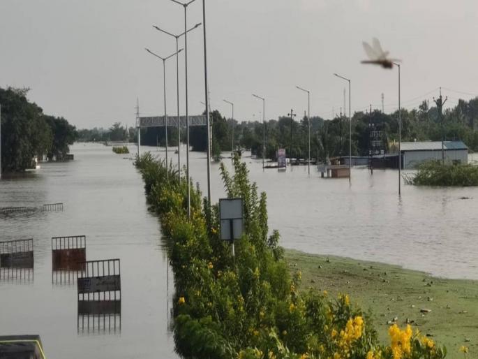 Massive flood in Sina river near Solapur; Solapur-Bijapur highway closed | सोलापूरजवळच्या सीना नदीला महापूर; सोलापूर-विजापूर महामार्ग बंदच