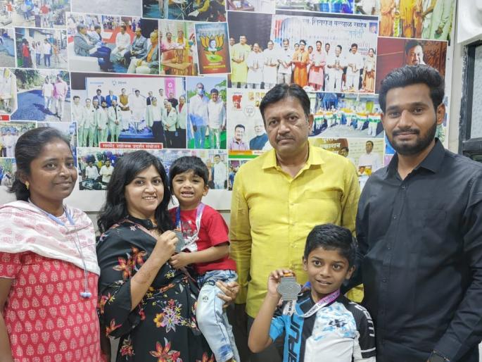 after twelve years solapur athlete won three medals in the state level skating competition | बारा वर्षानंतर सोलापूरच्या खेळाडूंनी मिळविले राज्यस्तरीय स्केटिंग स्पर्धेत तीन पदक after twelve years solapur athlete won three medals in the state level skating competition | बारा वर्षानंतर सोलापूरच्या खेळाडूंनी मिळविले राज्यस्तरीय स्केटिंग स्पर्धेत तीन पदक