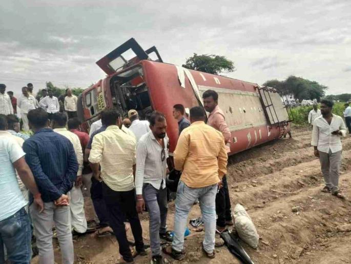 Solapur ST bus accident took place at Pimpalner in Madha taluka | धक्कादायक! ड्रायव्हरला चक्कर आली अन् एसटी बस पलटली थेट शेतात; २५ प्रवासी जखमी Solapur ST bus accident took place at Pimpalner in Madha taluka | धक्कादायक! ड्रायव्हरला चक्कर आली अन् एसटी बस पलटली थेट शेतात; २५ प्रवासी जखमी