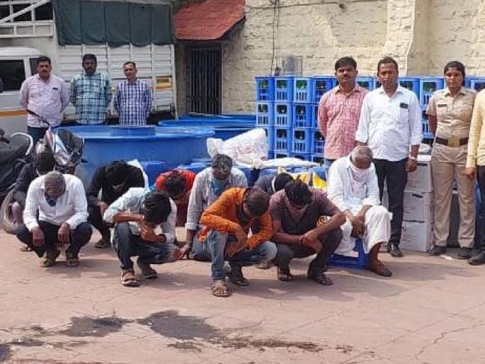 Solapur Crime | Manufacture of fake toddy in paper shed, factory seal by raid | Solapur Crime | पत्र्याच्या शेडमध्ये बनावट ताडी निर्मिती, धाड टाकून कारखाना सील Solapur Crime | Manufacture of fake toddy in paper shed, factory seal by raid | Solapur Crime | पत्र्याच्या शेडमध्ये बनावट ताडी निर्मिती, धाड टाकून कारखाना सील