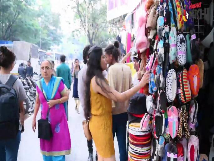 A woman stole tops worth 60,000 by engaging a servant to talk, an incident in Solapur | नोकरास बोलण्यात गुंतवून महिलेनं ६० हजारांचे टॉप्स पळविले, सोलापुरातील घटना A woman stole tops worth 60,000 by engaging a servant to talk, an incident in Solapur | नोकरास बोलण्यात गुंतवून महिलेनं ६० हजारांचे टॉप्स पळविले, सोलापुरातील घटना