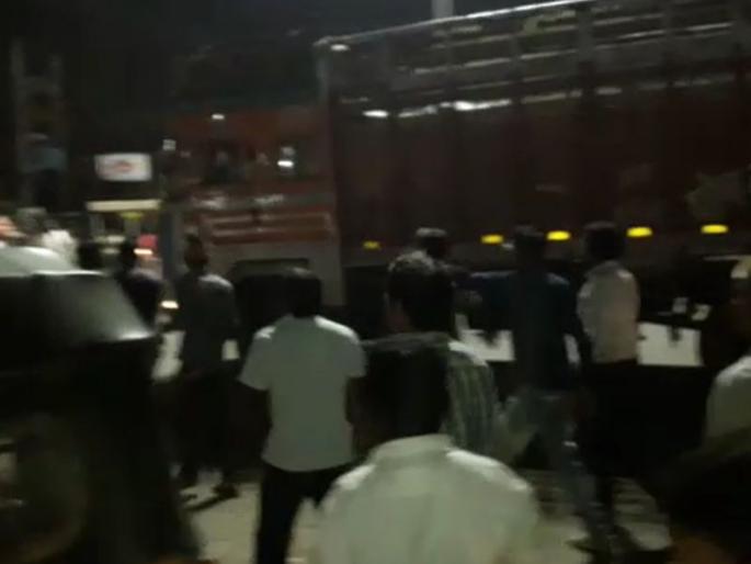 truck enters crowd in Solapur; Many bikes damaged... see horror Video | सोलापूरमध्ये विनाचालक ट्रक गर्दीत घुसला; अनेक दुचाकींचे नुकसान...पाहा थरार...