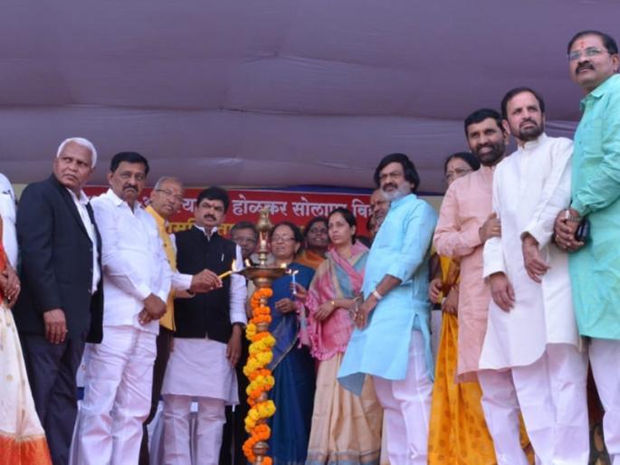 Jala Malhar flag flashed in front of the University of Solapur University; Gajaji Dholak talar Dhangar society brother dried! | सोलापूर विद्यापीठाच्या फलकासमोर जय मल्हार ध्वज झळकला; गजी ढोलाच्या तालावर धनगर समाज बांधव सुखावला ! Jala Malhar flag flashed in front of the University of Solapur University; Gajaji Dholak talar Dhangar society brother dried! | सोलापूर विद्यापीठाच्या फलकासमोर जय मल्हार ध्वज झळकला; गजी ढोलाच्या तालावर धनगर समाज बांधव सुखावला !