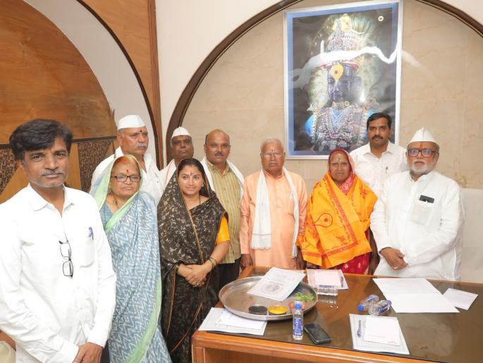 A gold bar sold by a woman from Jalgaon who is a bargainer | मोलमजुरी करणाऱ्या जळगावातील महिलेकडून विठुचरणी सोन्याची लगड