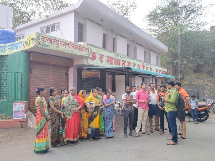 In the morning angry women attacked the municipality | सकाळी घागरी, हंडे घेऊन संतप्त महिलांचा नगरपालिकेवर हल्लाबोल! In the morning angry women attacked the municipality | सकाळी घागरी, हंडे घेऊन संतप्त महिलांचा नगरपालिकेवर हल्लाबोल!
