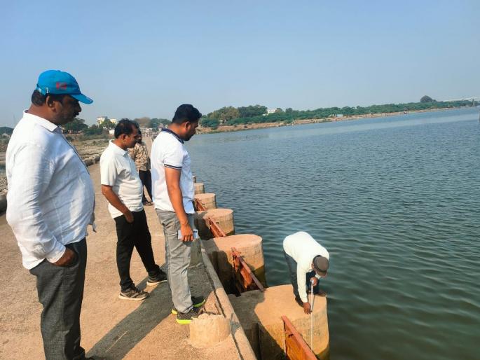 dam that quenches the thirst of Pandharpur and Sangola is reaching its bottom, only two meters of water storage | पंढरपूर अन् सांगोल्याची तहान भागविणाऱ्या बंधारा गाठतोय तळ, केवळ दोन मीटर पाणीसाठा dam that quenches the thirst of Pandharpur and Sangola is reaching its bottom, only two meters of water storage | पंढरपूर अन् सांगोल्याची तहान भागविणाऱ्या बंधारा गाठतोय तळ, केवळ दोन मीटर पाणीसाठा