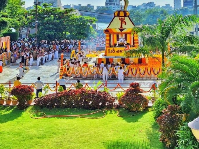 yoga samadhi decoration with flowers from karnataka devotees crowd at siddheshwar temple | कर्नाटकातील फुलांनी सजली ‘योगसमाधी’; सिध्देश्वर मंदीरात भाविकांची दर्शनासाठी गर्दी yoga samadhi decoration with flowers from karnataka devotees crowd at siddheshwar temple | कर्नाटकातील फुलांनी सजली ‘योगसमाधी’; सिध्देश्वर मंदीरात भाविकांची दर्शनासाठी गर्दी
