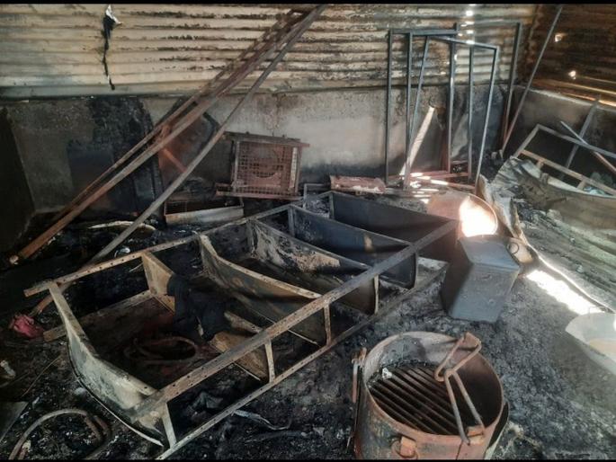 Closed hotel fire with short circuit; Gas cylinder also exploded | बंद हॉटेलला शॉट सर्किटने आग ; गॅस सिलेंडरचाही स्फोट Closed hotel fire with short circuit; Gas cylinder also exploded | बंद हॉटेलला शॉट सर्किटने आग ; गॅस सिलेंडरचाही स्फोट