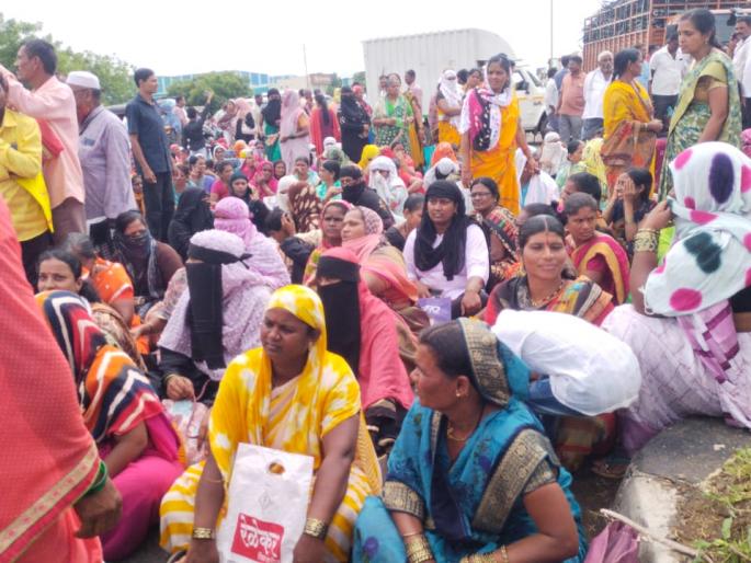 In Solapur, thousands of workers went on strike from night due to non-payment of coupons | सोलापुरात बांधकाम कीटचे कूपन न दिल्याने हजारो कामगारांचा रात्रीपासूनच ठिय्या