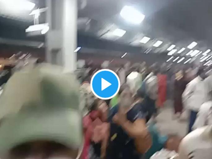 Video: crowd at Solapur railway station to go to Tirupati Balaji by train | Video: अवघड हाय! तिरुपती बालाजीला जाण्यासाठी सोलापूर रेल्वे स्थानकावर तोबा गर्दी Video: crowd at Solapur railway station to go to Tirupati Balaji by train | Video: अवघड हाय! तिरुपती बालाजीला जाण्यासाठी सोलापूर रेल्वे स्थानकावर तोबा गर्दी