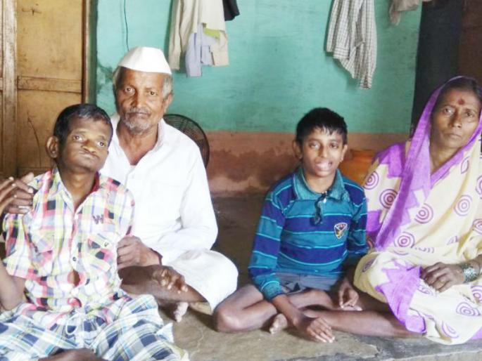 Ranaragini from Chaplgaon, challenging the crisis, husband is sitting in bed: children blind, divyang and hawk! | संकटाला चॅलेंज देणारी चपळगावातील रणरागिणी, पती अंथरुणाला खिळून: मुलेही अंध, दिव्यांग अन् कर्णबधिर ! Ranaragini from Chaplgaon, challenging the crisis, husband is sitting in bed: children blind, divyang and hawk! | संकटाला चॅलेंज देणारी चपळगावातील रणरागिणी, पती अंथरुणाला खिळून: मुलेही अंध, दिव्यांग अन् कर्णबधिर !
