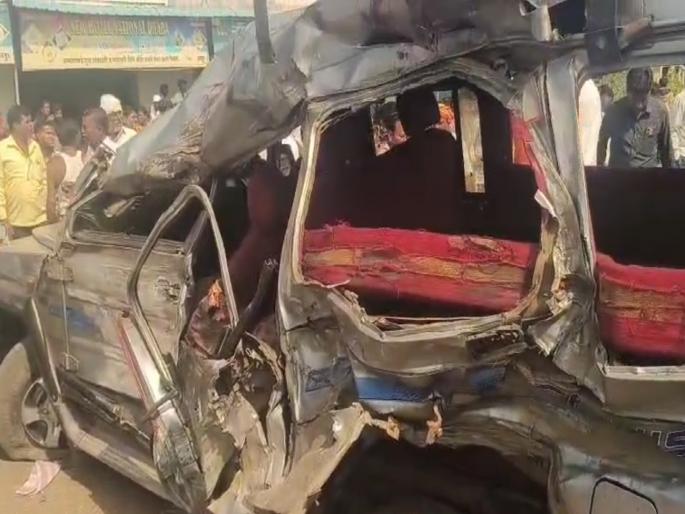 Terrible accident on Solapur-Hyderabad highway; 3 women killed, 12 devotees seriously injured | Video: सोलापूर-हैदराबाद महामार्गावर भीषण अपघात; ३ महिला ठार, तर १२ भाविक गंभीर जखमी