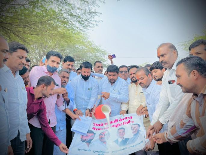 Solapur: Road blocked for one and a half hours in Kurdu for milk price | Solapur: दूध दरासाठी कुर्डूत दीड तास रोखला रस्ता, तुटपुंज्या दरवाढ अध्यादेशाला दुग्धाभिषेक Solapur: Road blocked for one and a half hours in Kurdu for milk price | Solapur: दूध दरासाठी कुर्डूत दीड तास रोखला रस्ता, तुटपुंज्या दरवाढ अध्यादेशाला दुग्धाभिषेक