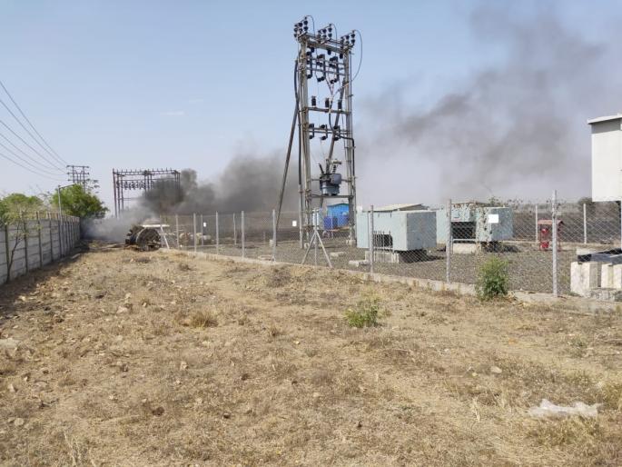 Massive fire at solar power project, burning millions of materials |  सौरऊर्जा प्रकल्पात भीषण आग, लाखोंचे साहित्य जळून खाक Massive fire at solar power project, burning millions of materials |  सौरऊर्जा प्रकल्पात भीषण आग, लाखोंचे साहित्य जळून खाक