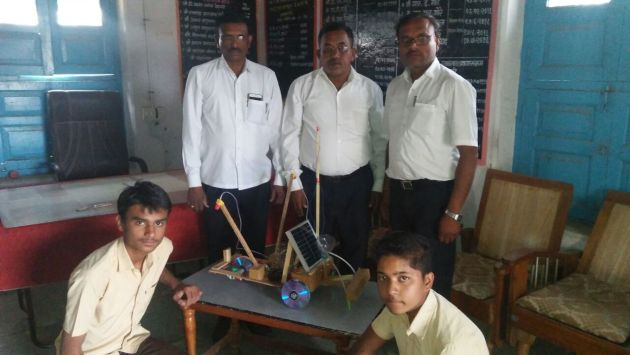 Buldhana: The sowing machine that runs on solar energy created by students | बुलडाणा : साखरखेर्डाच्या विद्यार्थ्यांनी तयार केले सौर उर्जेवर चालणारे पेरणी यंत्र