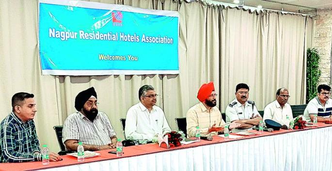 Hotel professionals should use solar energy: Devendra Mahajan | हॉटेल व्यावसायिकांनी सोलर ऊर्जेचा वापर करावा : देवेंद्र महाजन Hotel professionals should use solar energy: Devendra Mahajan | हॉटेल व्यावसायिकांनी सोलर ऊर्जेचा वापर करावा : देवेंद्र महाजन