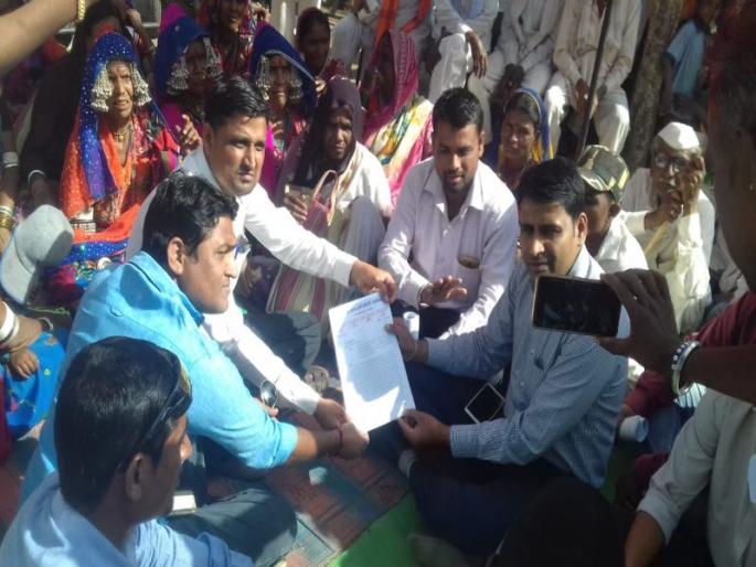 Solar project damaged farmers' agitation | सोलर प्रकल्प पीडित शेतकऱ्यांचे धरणे आंदोलन Solar project damaged farmers' agitation | सोलर प्रकल्प पीडित शेतकऱ्यांचे धरणे आंदोलन