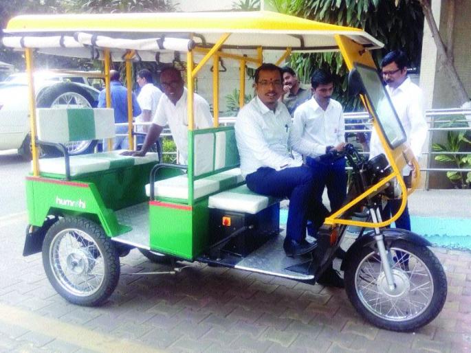 Thackeray launches racket on solar power | ठाण्यात सौरऊर्जेवरील रिक्षेला सुरूवात Thackeray launches racket on solar power | ठाण्यात सौरऊर्जेवरील रिक्षेला सुरूवात