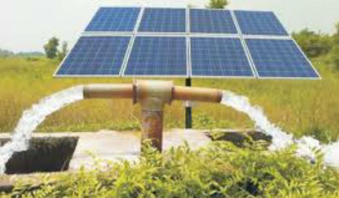 Solar pumps in 40 villages in Solapur district for drinking water | पिण्याच्या पाण्यासाठी सोलापूर जिल्ह्यातील ४० गावात सोलर पंप
