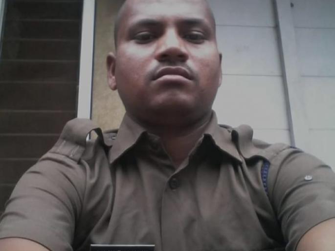 A speeding bike hits a tree killing two including a soldier | भरधाव दुचाकी झाडावर आदळली, सैनिकासह दाेघे ठार A speeding bike hits a tree killing two including a soldier | भरधाव दुचाकी झाडावर आदळली, सैनिकासह दाेघे ठार