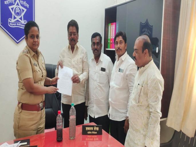 bjp aggressive against solapur municipal administration complaint to police against supply of dirty water | सोलापूर मनपा प्रशासनाविरुध्द भाजप आक्रमक; गढूळ पाणी पुरवठ्याविरुध्द पाेलिसांकडे तक्रार bjp aggressive against solapur municipal administration complaint to police against supply of dirty water | सोलापूर मनपा प्रशासनाविरुध्द भाजप आक्रमक; गढूळ पाणी पुरवठ्याविरुध्द पाेलिसांकडे तक्रार