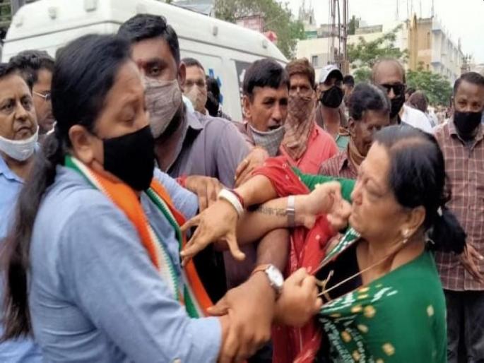 Two women Congress leaders fight on road, hold each other's throats at Gujarat | Congress: आंदोलनावेळी भररस्त्यात काँग्रेसच्या दोन महिला नेत्या एकमेकींना भिडल्या; फोटो व्हायरल Two women Congress leaders fight on road, hold each other's throats at Gujarat | Congress: आंदोलनावेळी भररस्त्यात काँग्रेसच्या दोन महिला नेत्या एकमेकींना भिडल्या; फोटो व्हायरल