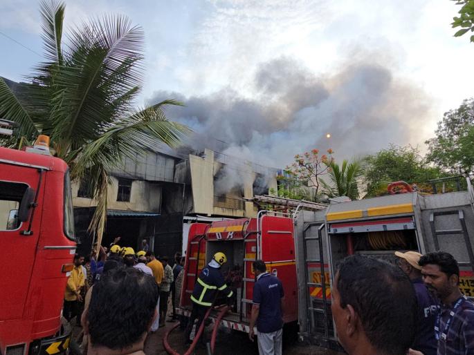 The security guard told him and the fire incident was reported.. Even after fifteen hours, the fire was not extinguished... There was a scream from inside and | सुरक्षारक्षकानं सांगितलं अन् आगीची घटना कळाली.. पंधरा तासानंतरही आग शमेना...आतून ओरडण्याचा आवाज आला अन् The security guard told him and the fire incident was reported.. Even after fifteen hours, the fire was not extinguished... There was a scream from inside and | सुरक्षारक्षकानं सांगितलं अन् आगीची घटना कळाली.. पंधरा तासानंतरही आग शमेना...आतून ओरडण्याचा आवाज आला अन्