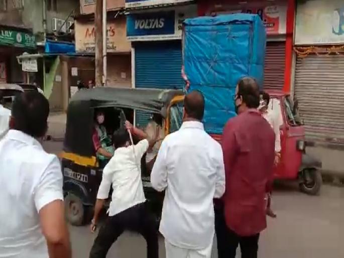 Maharashtra Bandh: Shiv Sena Dadagiri; Deputy mayor's husband beats rickshaw driver | Maharashtra Bandh: शिवसेनेची दादागिरी; उपमहापौरांच्या पतीची रिक्षाचालकांना दांडक्यानं मारहाण Maharashtra Bandh: Shiv Sena Dadagiri; Deputy mayor's husband beats rickshaw driver | Maharashtra Bandh: शिवसेनेची दादागिरी; उपमहापौरांच्या पतीची रिक्षाचालकांना दांडक्यानं मारहाण