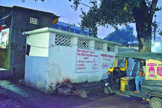Take action regarding construction of toilets in Nagpur: Mayor's instructions | नागपुरात प्रसाधनगृहांच्या निर्मितीबाबत कार्यवाही करा : महापौरांचे निर्देश Take action regarding construction of toilets in Nagpur: Mayor's instructions | नागपुरात प्रसाधनगृहांच्या निर्मितीबाबत कार्यवाही करा : महापौरांचे निर्देश