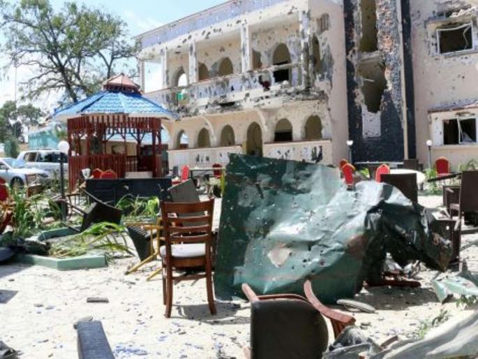 26 dead in terrorist attack in Somalia | सोमालियात हॉटेलवरील अतिरेकी हल्ल्यात २६ ठार, चारही दहशतवाद्यांचा खात्मा 26 dead in terrorist attack in Somalia | सोमालियात हॉटेलवरील अतिरेकी हल्ल्यात २६ ठार, चारही दहशतवाद्यांचा खात्मा