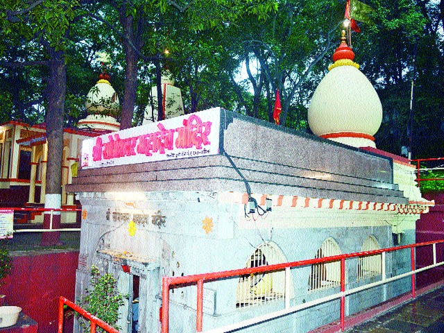 The crime against the president giving color to Shivpiinder | शिवपिंडीला रंग दिल्याने अध्यक्षांविरुद्ध गुन्हा