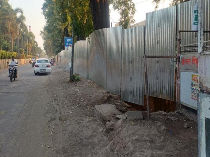 pune news someshwar factory and commercial dispute at its peak; Letters posted in front of shops under tight police security | सोमेश्वर कारखाना व व्यावसायिक वाद टोकाला; पोलिसांच्या कडक बंदोबस्तात दुकानांपुढे पत्रे ठोकले