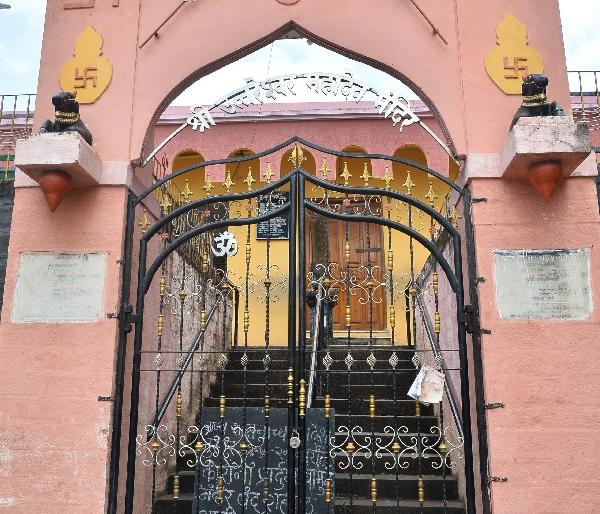 First Shravan Monday: Darshan of Shiv Shambho outside the closed door | पहिला श्रावण सोमवार : बंद दाराबाहेरून शिवशंभोचे दर्शन First Shravan Monday: Darshan of Shiv Shambho outside the closed door | पहिला श्रावण सोमवार : बंद दाराबाहेरून शिवशंभोचे दर्शन