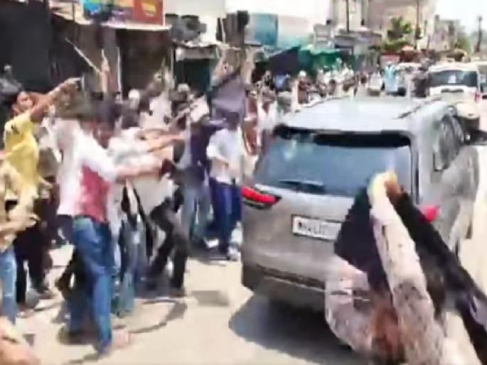 Muslim youth show black flags to Kirit Somaiya in Parli, demand action | परळीत किरीट सोमय्या यांना मुस्लिम तरुणांनी दाखवले काळे झेंडे Muslim youth show black flags to Kirit Somaiya in Parli, demand action | परळीत किरीट सोमय्या यांना मुस्लिम तरुणांनी दाखवले काळे झेंडे