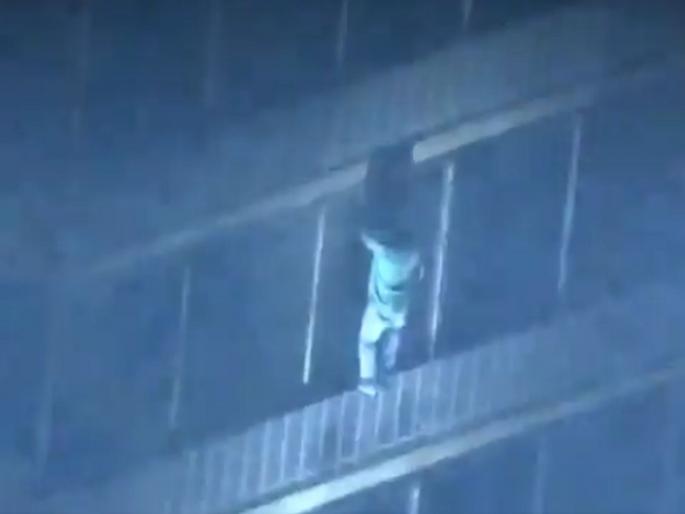 He climbing 15 floors of a building for his mother | आईसाठी तो बनला स्पायडरमॅन, चढला आग लागलेल्या इमारतीचे 15 मजले He climbing 15 floors of a building for his mother | आईसाठी तो बनला स्पायडरमॅन, चढला आग लागलेल्या इमारतीचे 15 मजले