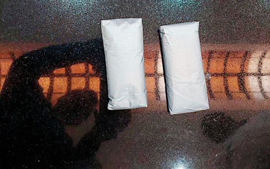 1.236 kg gold seized at Nagpur airport; Two packets of 'paste' were hidden in underwear | नागपूर विमानतळावर १.२३६ किलो सोने जप्त; अंतर्वस्त्रात लपवून आणले ‘पेस्ट’चे दोन पॅकेट