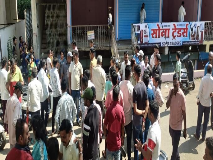 Looting of goods from a furniture shop in Agashivnagar karad satara | Satara: डिस्काउंटच्या नावाखाली पैसे भरुन घेतले, लोकांनी दुकानच लुटले